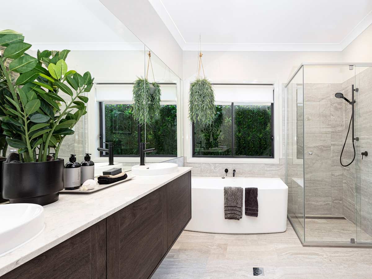 Seaview house design bathroom in Urban style