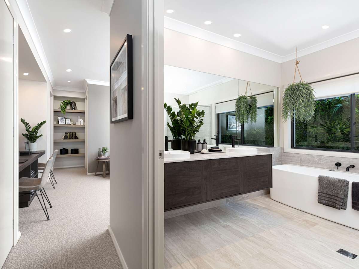 Seaview house design ensuite bathroom in Urban style