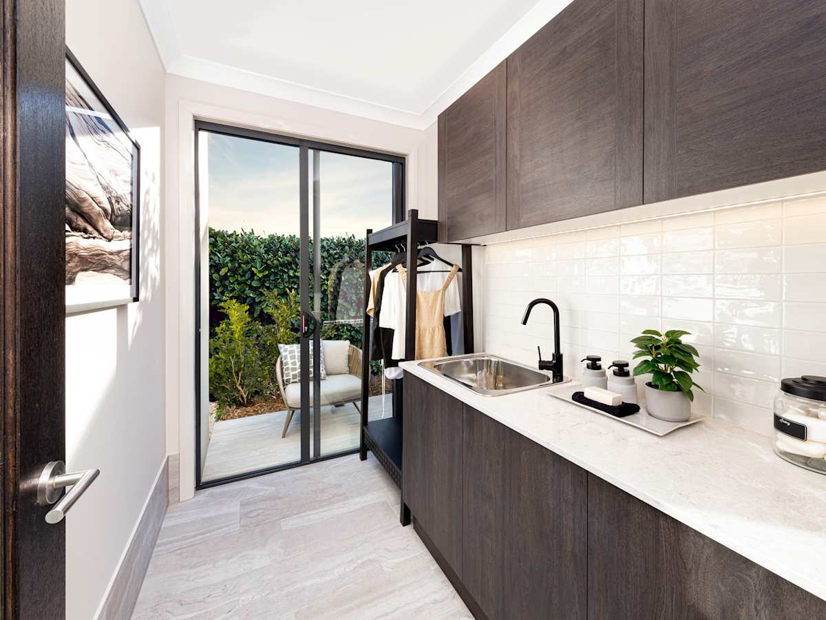 Seaview house design laundry in Urban style