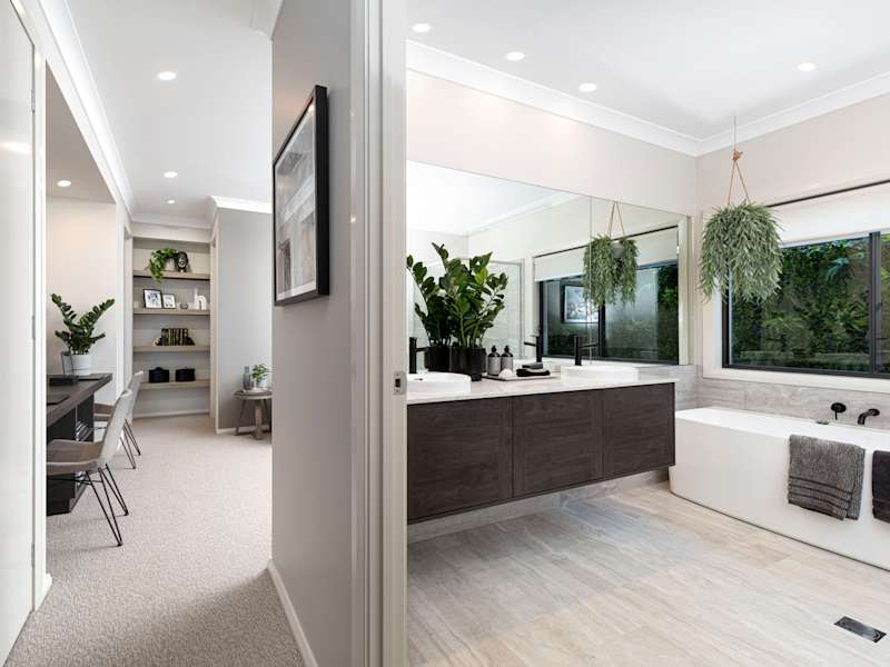 Seaview house design ensuite bathroom in Urban style