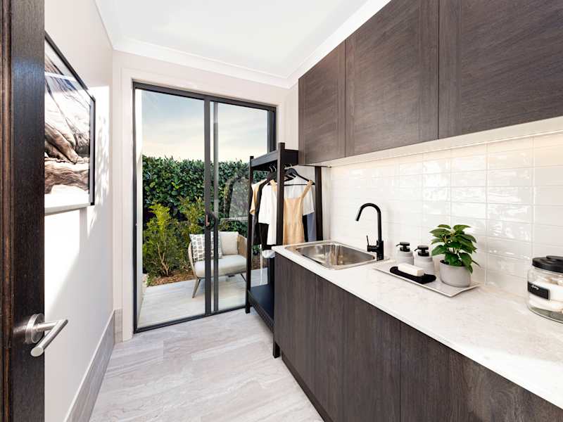 Seaview house design laundry in Urban style