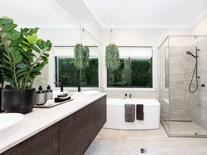 Seaview house design bathroom - Urban Organic
